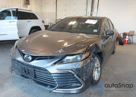 2022 Toyota Camry Le z USA, uszkodzony, nr VIN 4T1C11AK7NU680880